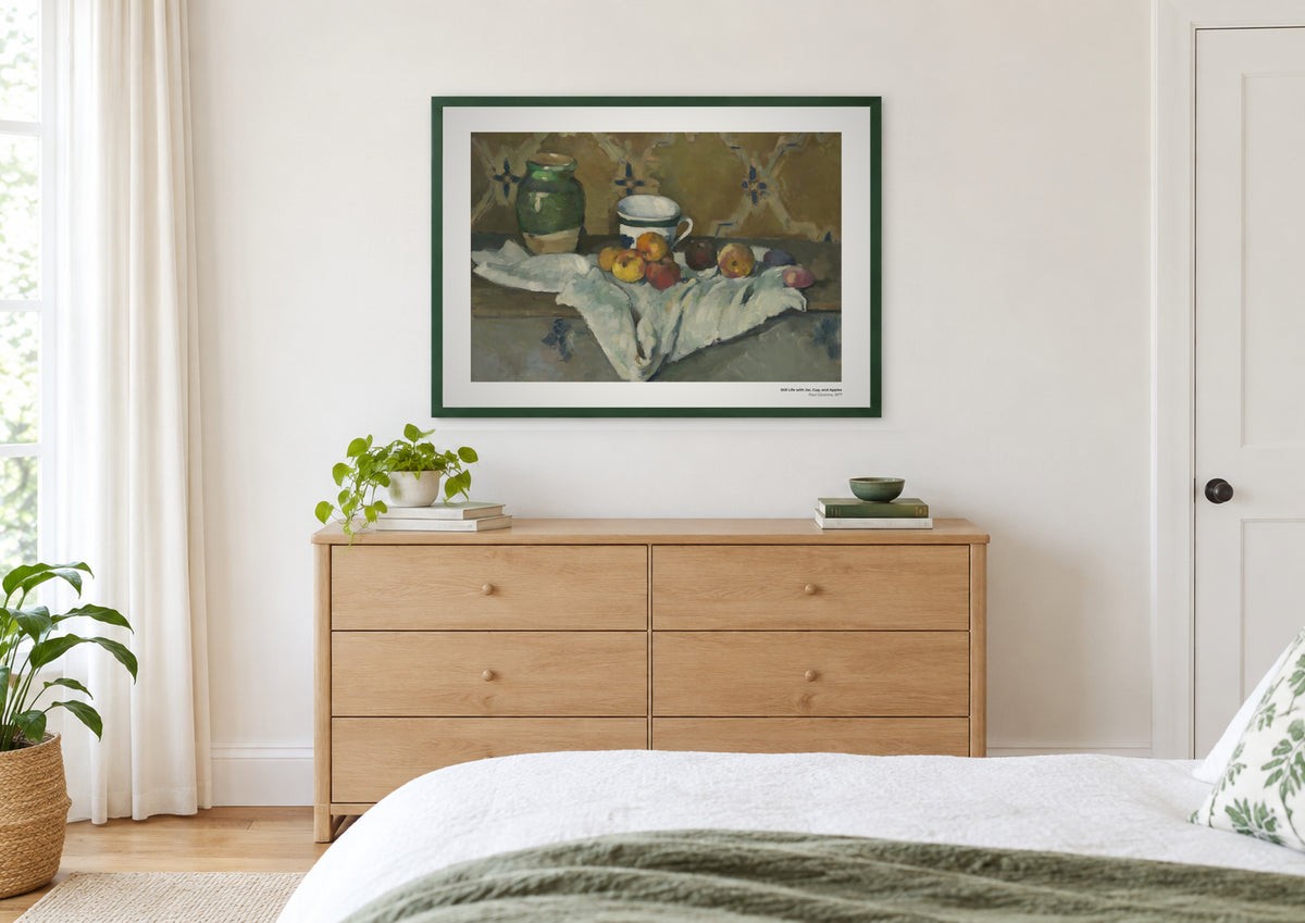 Nature morte au pot, à la tasse et aux pommes – Paul Cézanne, aperçu encadré en situation