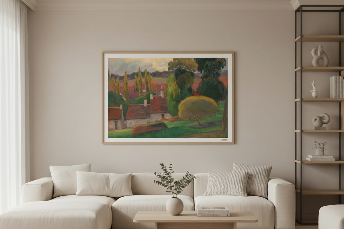Une ferme en Bretagne, reproduction d'un tableau de Paul Gauguin dans un cadre en bois clair, au-dessus d'un canapé